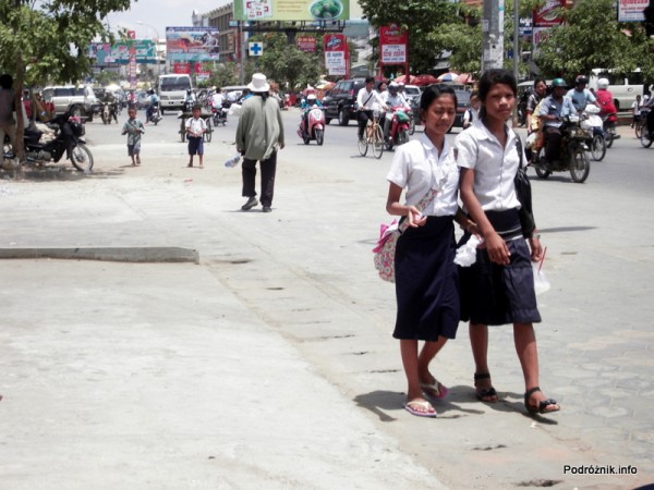 Kambodża - Siem Reap - maj 2012 - młodzież w drodze do szkoły