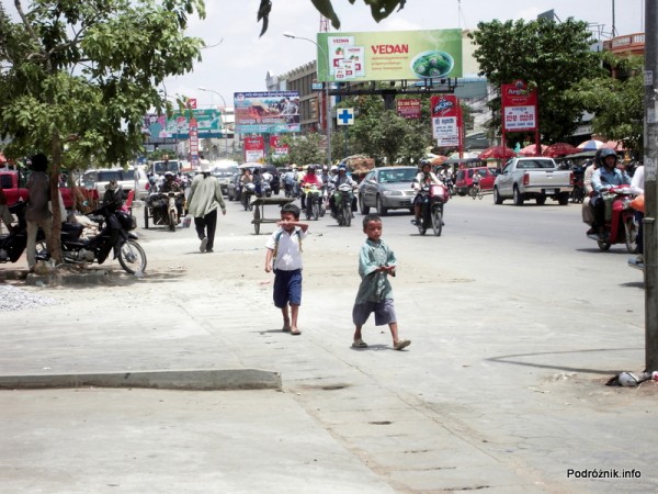 Kambodża - Siem Reap - maj 2012 - dzieci w drodze do szkoły