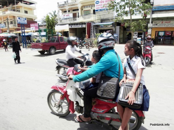 Kambodża - Siem Reap - maj 2012 - ruch uliczny