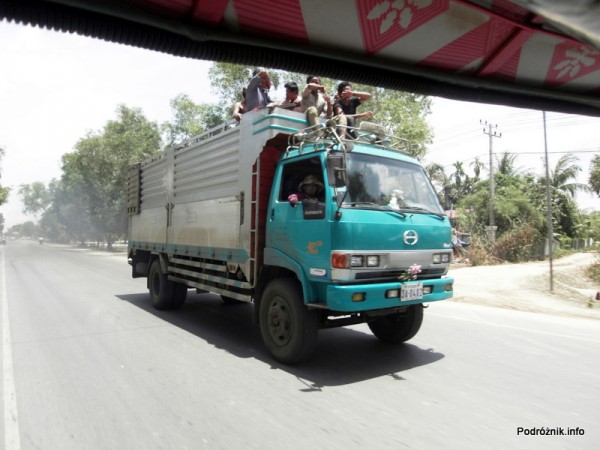 Kambodża - Siem Reap - maj 2012 - ludzie podróżujący na pace ciężarówki