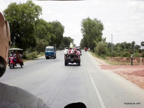 Kambodża - Siem Reap - maj 2012 - przeładowany pick-up