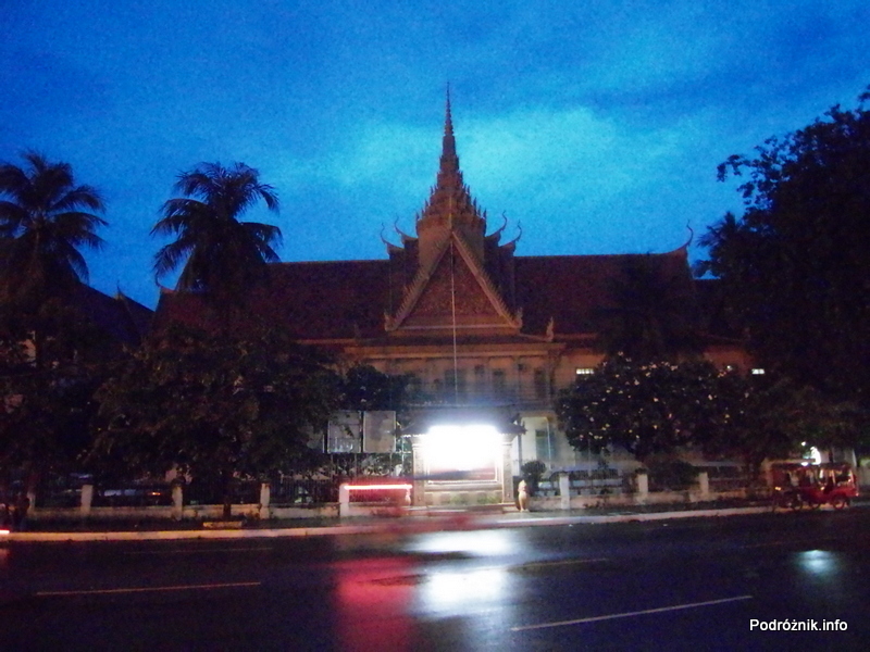 Azja 2012 – dziesiąty dzień – Kambodża – Phnom Penh wieczorem