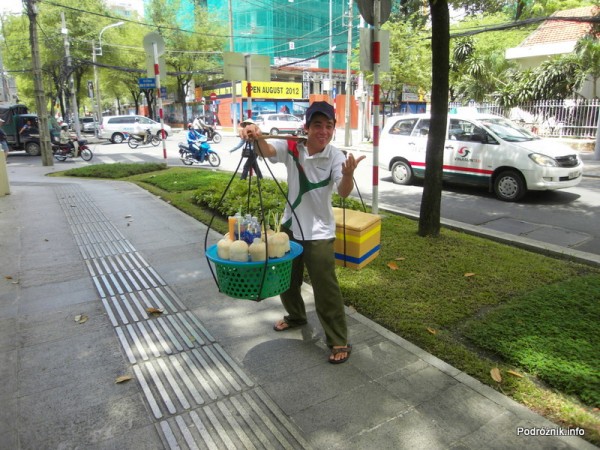 Wietnam - Ho Chi Minh (Sajgon) - maj 2012 - uliczny sprzedawca