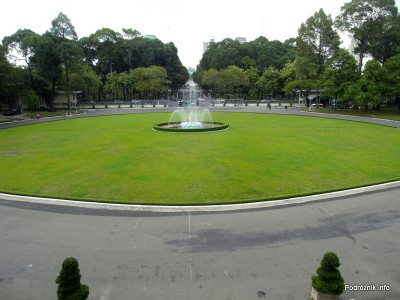 Wietnam - Ho Chi Minh (Sajgon) - maj 2012 - Pałac Zjednoczenia - fontanna przed pałacem