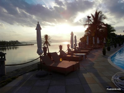 Wietnam - Nha Trang - maj 2012 - Diamond Bay Resort & Spa - leżaki przy basenie