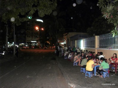 Wietnam - Nha Trang - maj 2012 - chodnikowa restauracja