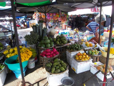 Wietnam - Nha Trang - maj 2012 - kolorowe egzotyczne owoce na bazarze