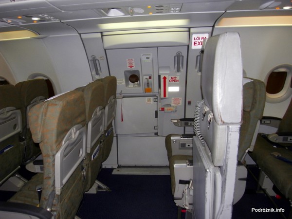 Vietnam Airlines - Airbus 321- VN-A356 - wnętrze - kabina klasa ekonomiczna - wyjście ewakuacyjne