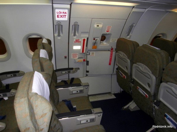 Vietnam Airlines - Airbus 321- VN-A356 - wnętrze - kabina klasa ekonomiczna - wyjście ewakuacyjne