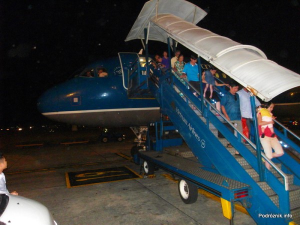 Vietnam Airlines - Airbus 321- VN-A356 -zejście pasażerów po schodach