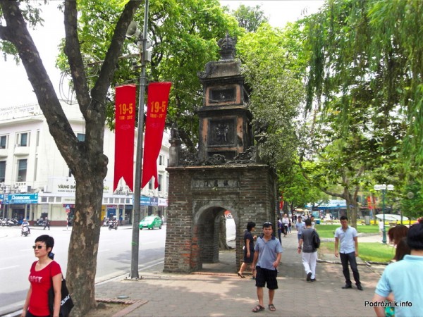 Wietnam - Hanoi - maj 2012 - ulica przy jeziorze