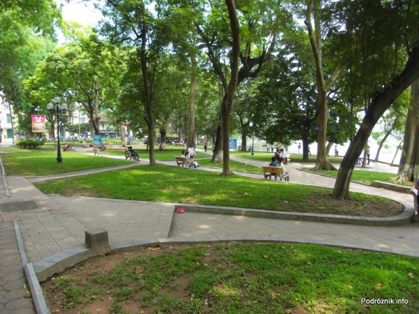 Wietnam - Hanoi - maj 2012 - przy jeziorze