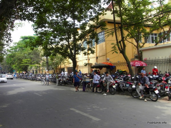 Wietnam - Hanoi - maj 2012 - parking skuterków na chodniku