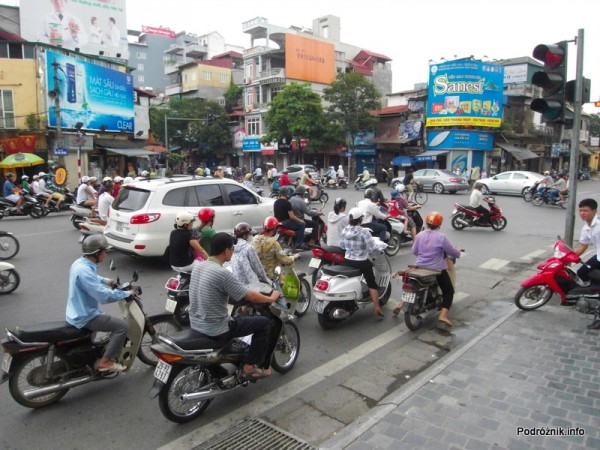 Wietnam - Hanoi - maj 2012 - skuterki na ulicy