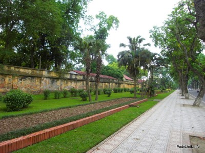 Wietnam - Hanoi - maj 2012 - mur otaczający część wojskową