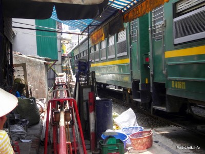 Wietnam - Hanoi - maj 2012 - życie przy torach kolejowych