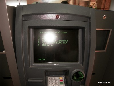 Wietnam - Hanoi - maj 2012 - bankomat w trybie serwisowym na poczcie głównej