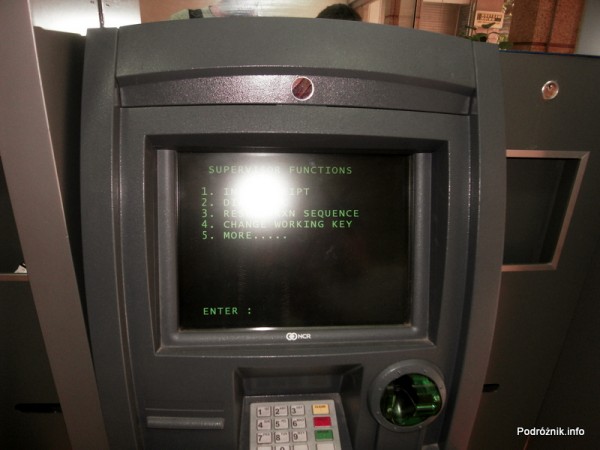 Wietnam - Hanoi - maj 2012 - bankomat w trybie serwisowym na poczcie głównej