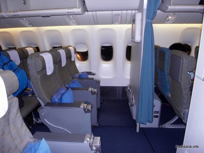Vietnam Airlines - Boeing 777 - VN-A146 - wnętrze - klasa ekonomiczna - miejsca za ścianką oddzielającą od klasy ekonomicznej deluxe