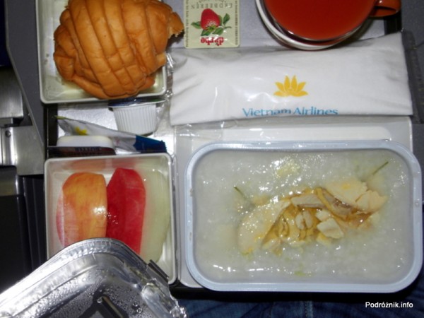 Vietnam Airlines - Boeing 777 - VN-A146 - jedzenie w klasie ekonomicznej - śniadanie wietnamskie