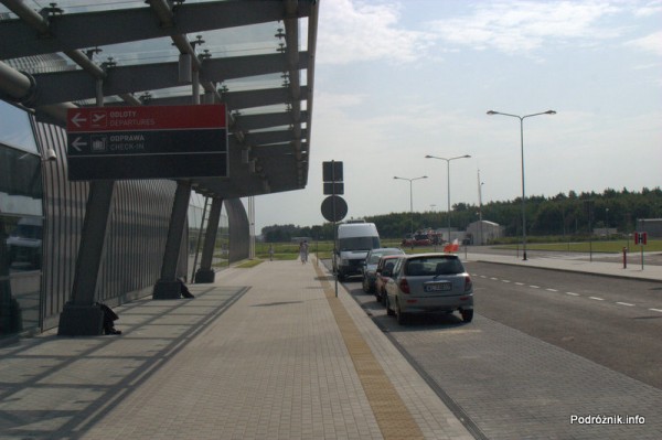 Lotnisko Modlin - przed terminalem