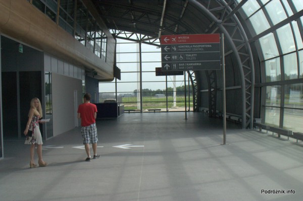 Lotnisko Modlin - hala po przejściu kontroli bezpieczeństwa