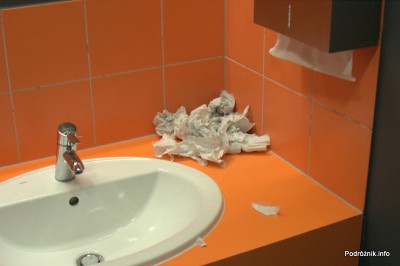 Lotnisko Modlin - śmietnik przy umywalkach