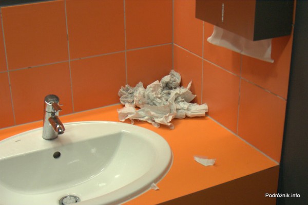 Lotnisko Modlin - śmietnik przy umywalkach