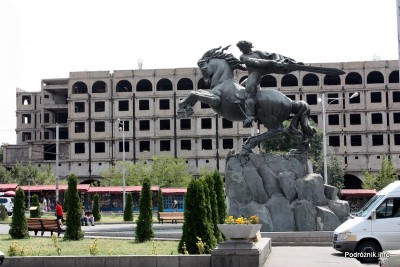 Armenia - Erewan - lipiec 2012 - pomnik przed dworcem kolejowym