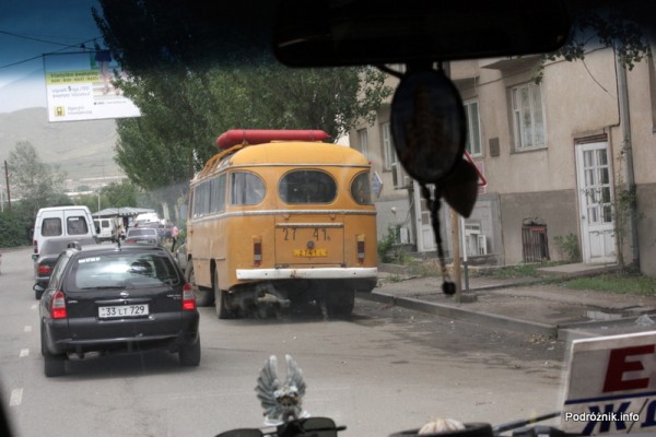 Armenia - sierpień 2012 - stary zółty autobus ze zbiornikami na gaz na dachu