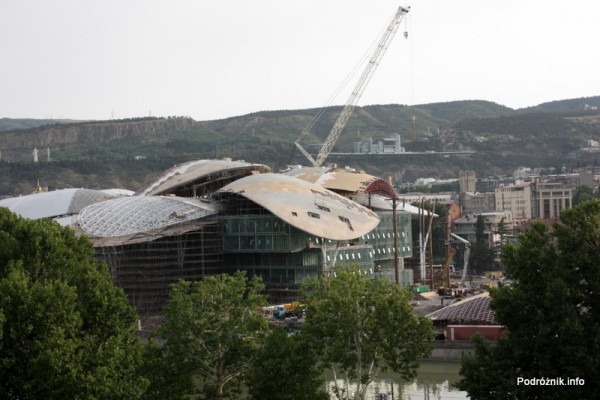 Gruzja - Tbilisi - sierpień 2012 - budowa szklanego budynku przy rzece