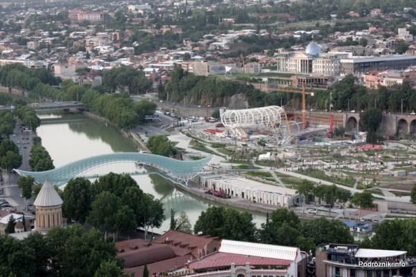 Gruzja - Tbilisi - sierpień 2012 - widok z kolejki linowej na Pałac Prezydencki i Most Pokoju
