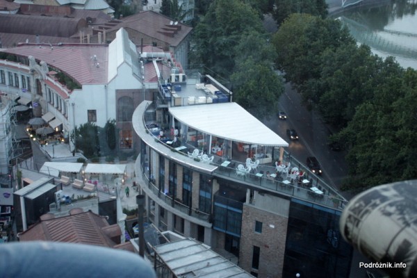 Gruzja - Tbilisi - sierpień 2012 - widok z kolejki linowej na uliczki z restauracjami