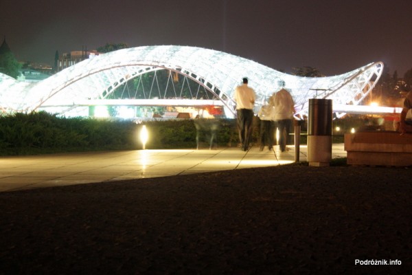 Gruzja - Tbilisi - sierpień 2012 - podświetlony Most Pokoju