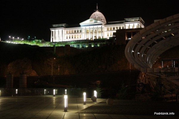 Gruzja - Tbilisi - sierpień 2012 - nocne zdjęcie Pałacu Prezydenckiego