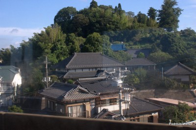 Japonia - widok z okna wagonika kolejki z lotniska Tokio Narita do miasta Narita - sierpień 2012