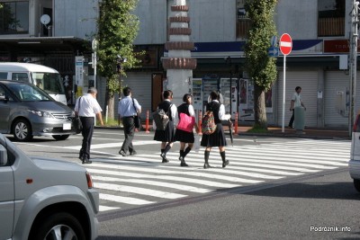 Japonia - Narita - przechodzące przez jezdnie uczennice w mundurkach - sierpień 2012