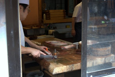 Japonia - Narita - przygotowanie ryb na sushi - sierpień 2012