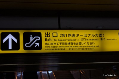 Japonia - Narita - wyjście z metra na terminal lotniska - sierpień 2012