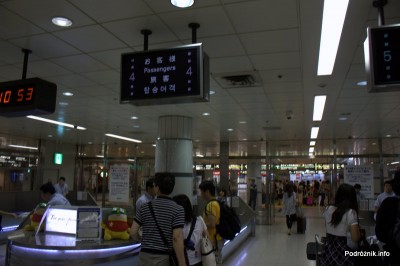 Japonia - Narita - kontrola przy wyjściu z metra przed wejściem na terminal - sierpień 2012