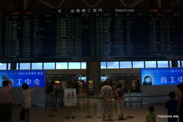 Japonia - Tokio Narita - hala odlotów - skrzydło północne - terminal 2 - tablica odlotów po japońsku - sierpień 2012