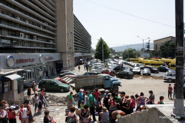 Gruzja - Tbilisi - sierpień 2012 - widok na parking lokalnych marszrutek, a za nimi parking przed dworcem głównym