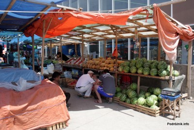 Gruzja - Tbilisi - sierpień 2012 - piękne arbuzy na początku peronu byłego dworca kolejowego
