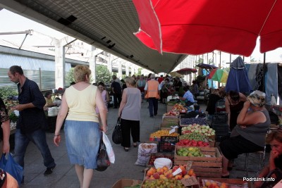 Gruzja - Tbilisi - sierpień 2012 - warzywa i owoce na peronie byłego dworca kolejowego