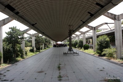 Gruzja - Tbilisi - sierpień 2012 - peron byłego dworca kolejowego zamieniony na targowisko