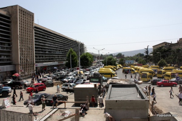 Gruzja - Tbilisi - sierpień 2012 - parking lokalnych marszrutek przed zapomnianym dworcem kolejowym