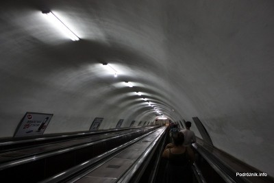 Gruzja - Tbilisi - sierpień 2012 - zjazd schodami ruchomymi na peron metra