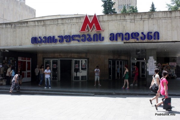 Gruzja - Tbilisi - sierpień 2012 - wejście do stacji metra