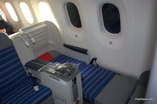 Polskie Linie Lotnicze LOT - Boeing 787 Dreamliner - SP-LRA -  rozłożony fotel do pozycji leżącej w klasie biznes (Elite Club) i test zaciemnienia okien