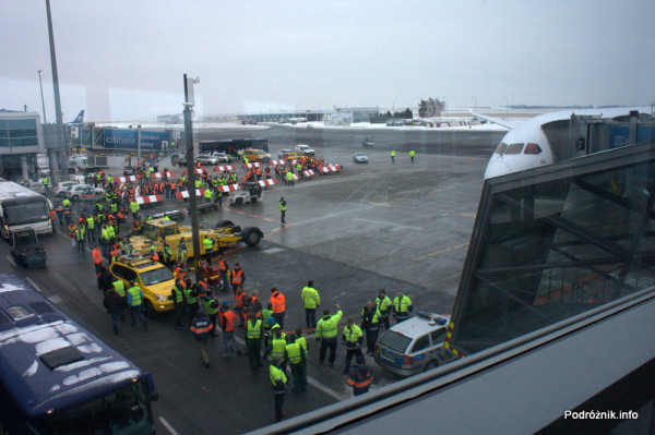 Pierwszy komercyjny przelot SP-LRA - Port lotniczy Praga imienia Vaclava Havla dawniej Port lotniczy Praga-Ruzyne - Spotterzy czekający na zrobienie zdjęć i wywiad z kapitanem